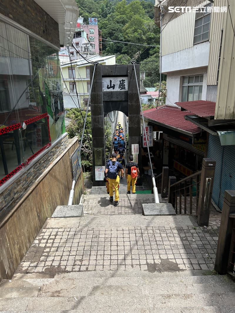 搜救人員從廬山吊橋攀繞山路挺進廬山溫泉區。（圖／翻攝畫面）