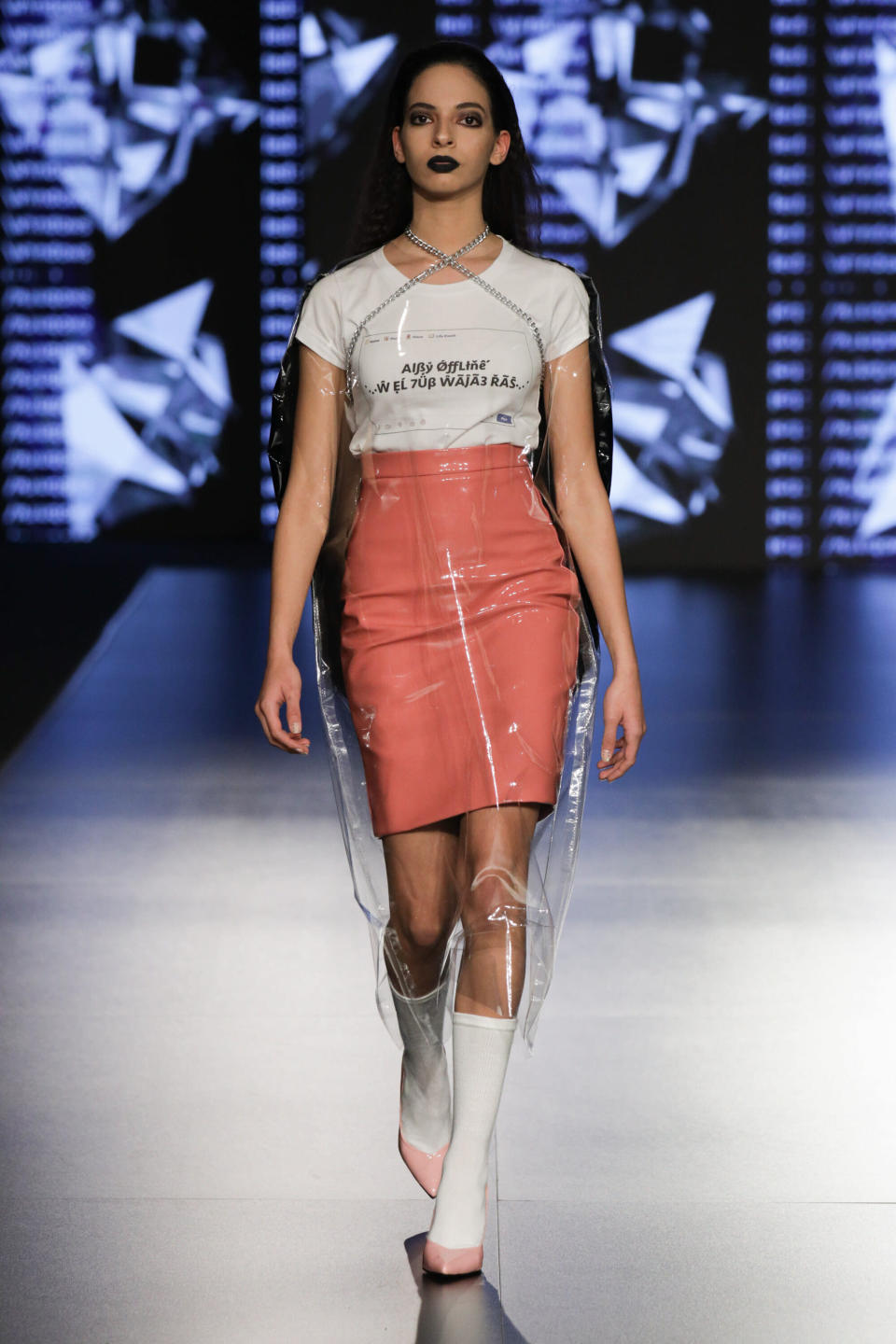 Ein Model trägt ein Plastik-Outfit auf der Jordan Fashion Week 19 (Bild: Getty Images)