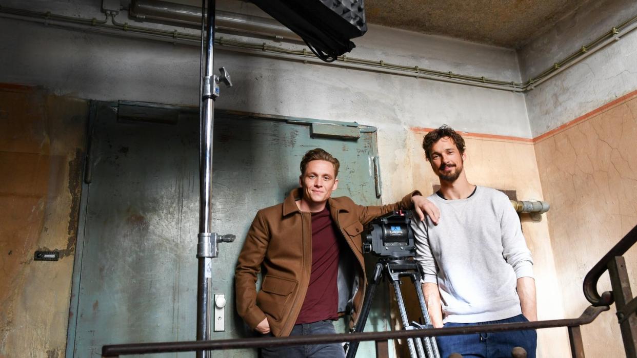 Matthias Schweighöfer und Florian David Fitz bei den Dreharbeiten zu dem Film «100 Dinge». Foto: Jens Kalaene