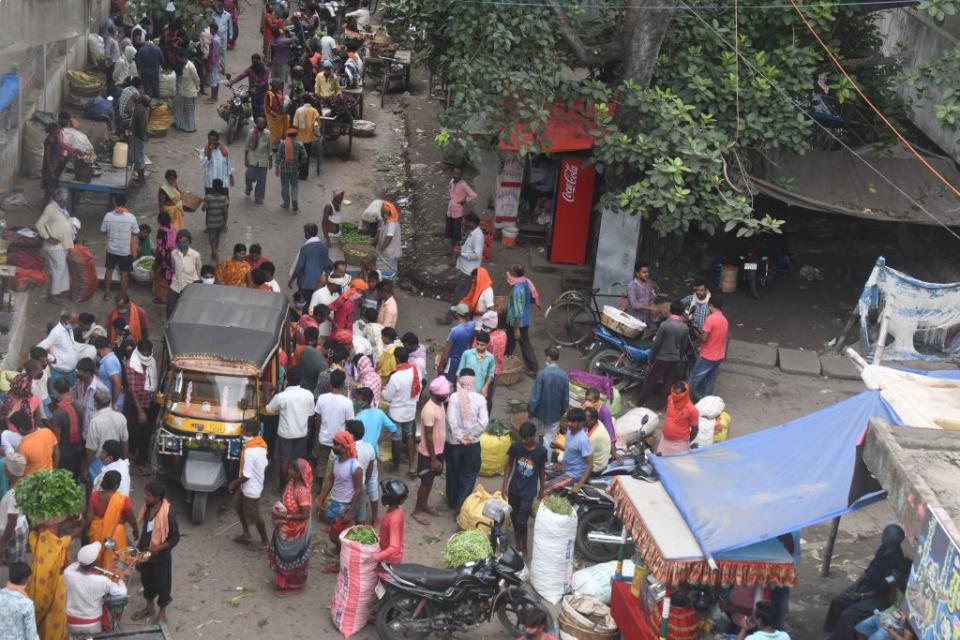 People crowd at a vegetable market in Patna the same day a new lockdown was implemented across the city. Source: Getty