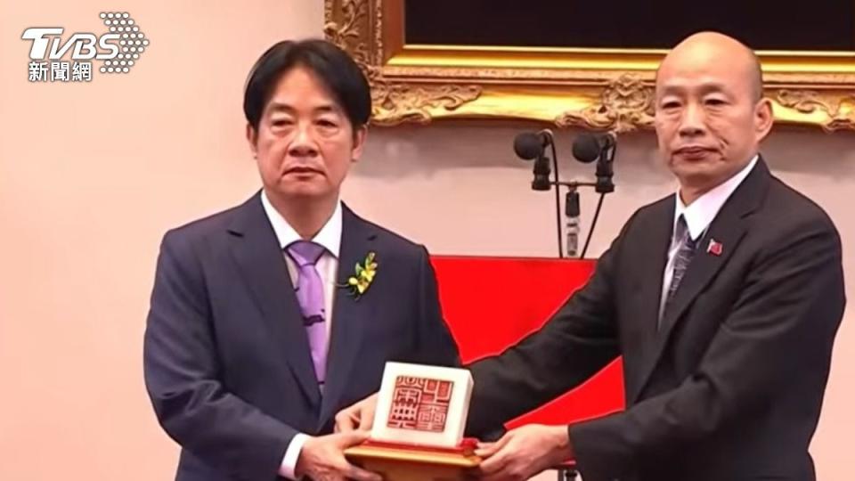 賴清德從立法院長韓國瑜手中接下「中華民國之璽」跟「榮典之璽」。（圖／TVBS資料畫面）