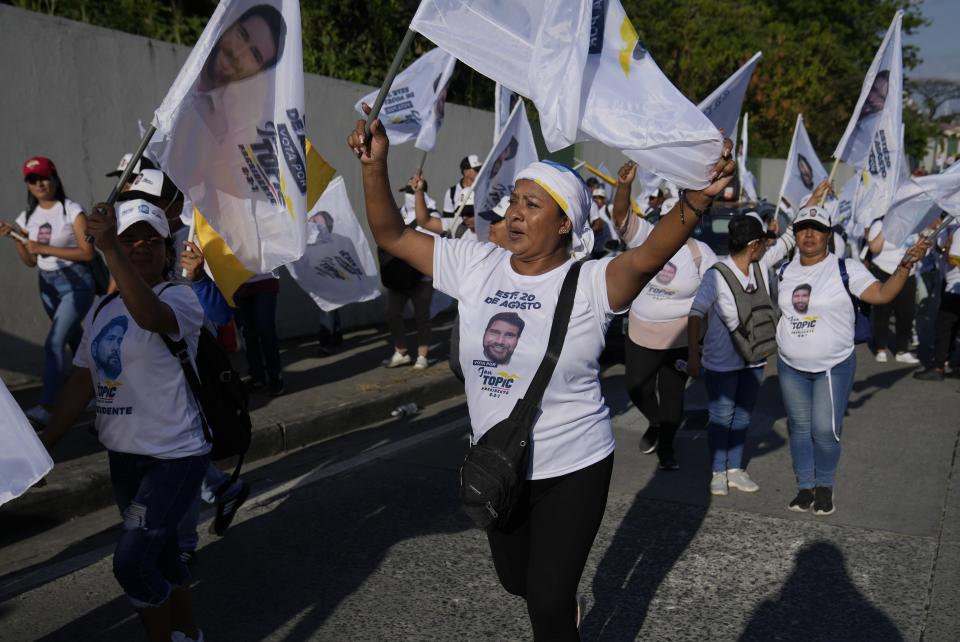 Partidarios de Jan Topic, candidato presidencial de la Coalición País Sin Miedo, caminan durante un acto de campaña en el centro de Guayaquil, Ecuador, el miércoles 16 de agosto de 2023. Ecuador acude a las urnas el 20 de agosto para elegir presidente. (AP Foto/Martín Mejía)