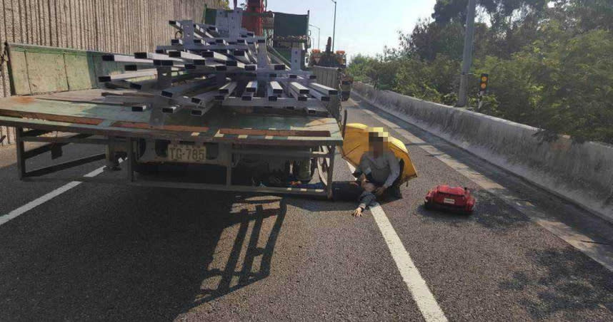 大貨車上26歲女乘客掉落國道，雙腿再被大貨車輾過嚴重骨折。（圖／國道七隊提供）