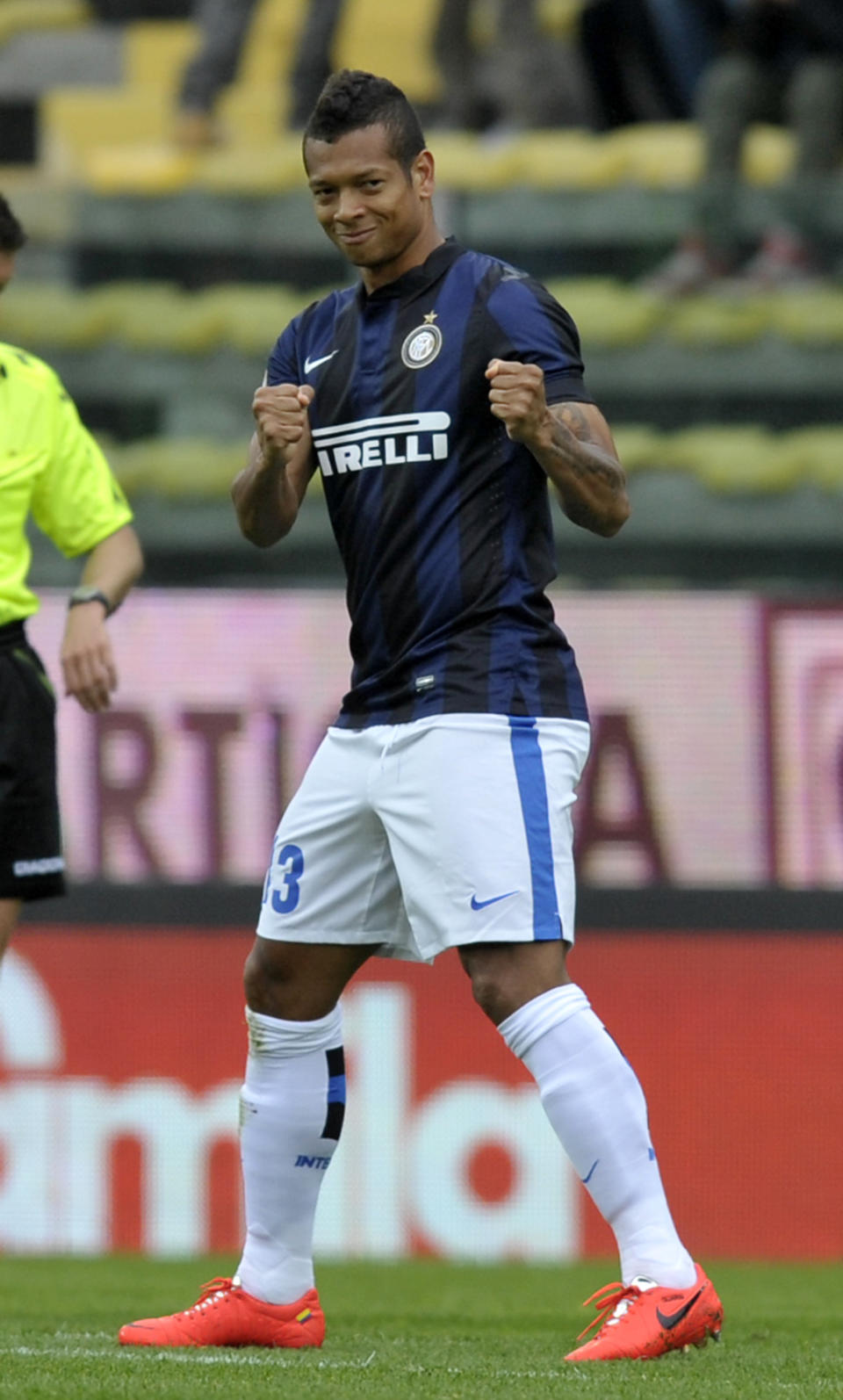 El colombiano del Inter Fredy Guarín celebra el gol que marcó en cuanto entró a la cancha en el partido contra Parma en Parma el 19 de abril del 2014. (AP Foto/Marco Vasini)