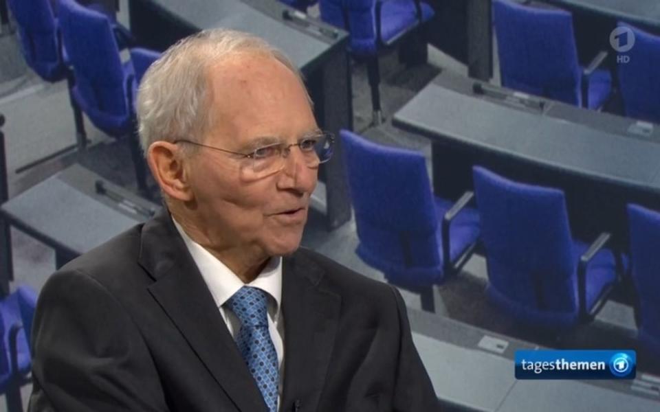 In den "Tagesthemen" sprach Wolfgang Schäuble über die aktuellen Krisen und das Attentat, welches 1990 auf ihn verübt wurde. (Bild: ARD)