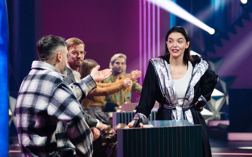 Im glitzernden Boxer-Bademantel betrat Neu-Moderatorin Helena Charlotte Sigal kampfbereit das Studio.  (Bild: ProSieben / Weiya Yeung)