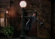 <p>Jeder kennt ‘Singin’ in the Rain’ und die Szene, in der Fred Astaire im strömenden Regen um Straßenlampen tanzt. Doch der Film hat viel mehr zu bieten, denn er ist eine schreiend komische Satire auf Hollywood, gefüllt mit komplexen Choreografien. (Foto: ddp images) </p>