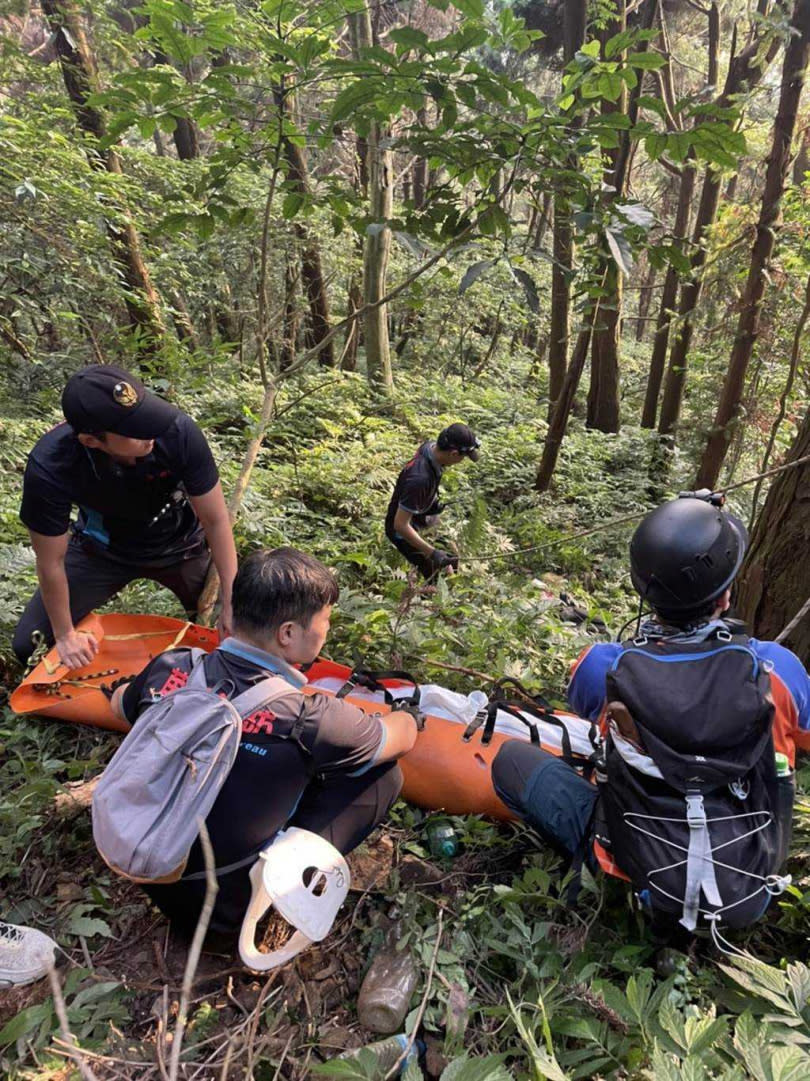 苗栗縣獅潭警義消人員在仙山搜尋墜落彭姓婦人，但已不幸死亡。（圖／讀者提供、謝明俊苗栗傳真）