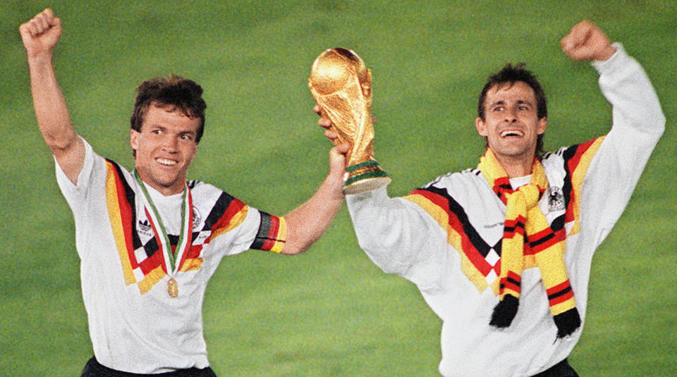 Huit mois après la chute du Mur, l'Allemagne succède à l'Argentine et remporte sa troisième Coupe du monde, en Italie. Plus précisément, la RFA : la réunification allemande ne sera officielle que le 3 octobre 1990