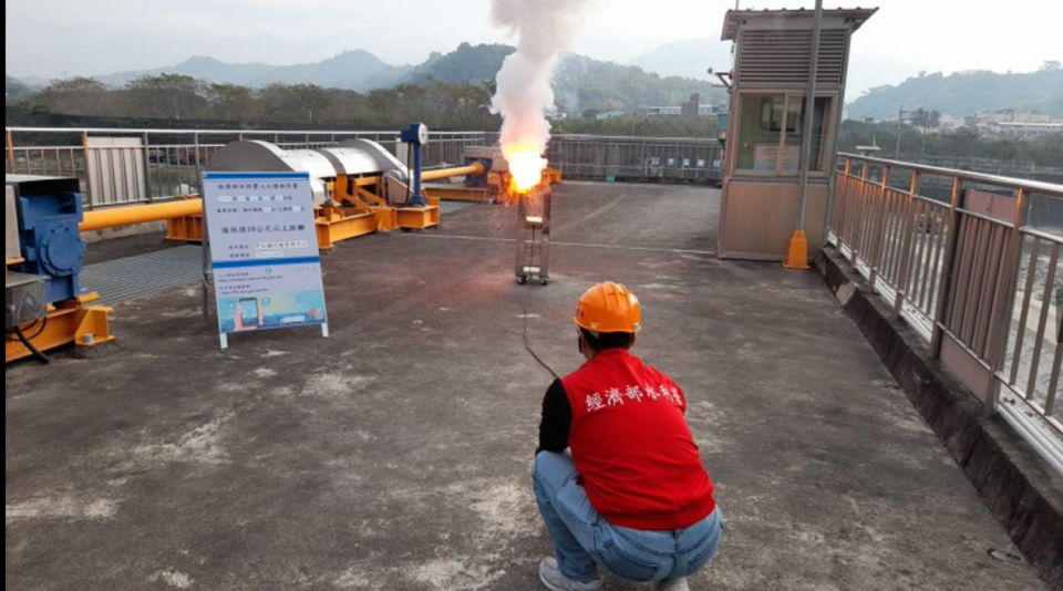 水利署南水局與農水署今天一早在曾文水庫壩頂與旗山溪上游甲仙攔河堰及旗山工作站進行人工增雨作業。   圖：水利署／提供