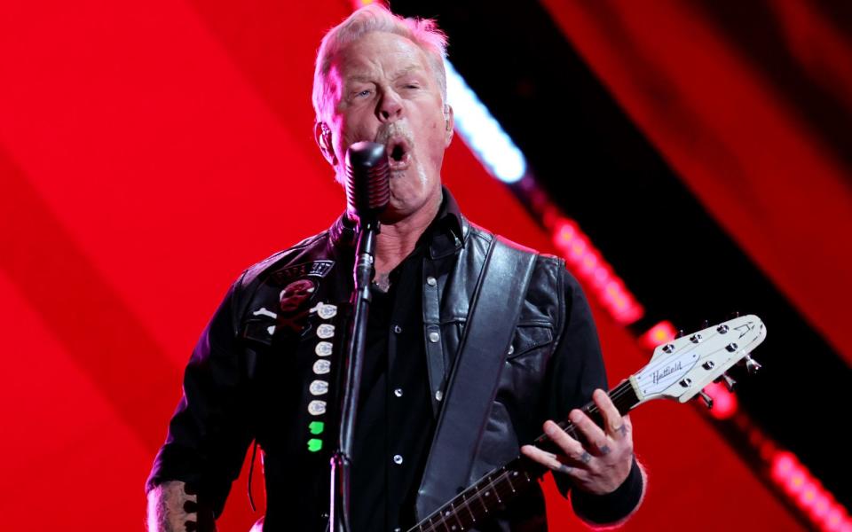 James Hetfield ist als Frontmann der Band Metallica bekannt. Laut der "Washington Times" ist er auch Mitglied der NRA und Großwildjäger. Im Interview sagte der Musiker: "Ich liebe meine Gewehre. Ich liebe es, dass mein Vater sie mir vererbt hat, und ich kümmere mich um sie." (Bild: Theo Wargo/Getty Images for Global Citizen)