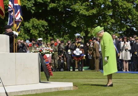 Britain's Queen Elizabeth pays her respects after laying a wreath during the French-British ceremony at the British War cemetery in Bayeux, June 6, 2014. REUTERS/Toby Melville