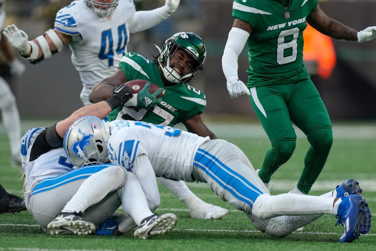 East Rutherford, NJ. 18/12/2022, New York Jets running back Zonovan Knight  (27) looks for running room during a NFL game against the Detroit Lions on  Sunday, Dec. 18, 2022 in East Rutherford