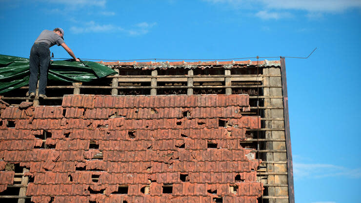 Ein von Hagel zerstörtes Dach in Baden-Württemberg. Die Hagelstürme 2013 waren die bislang teuersten in Deutschland. Foto: dpa