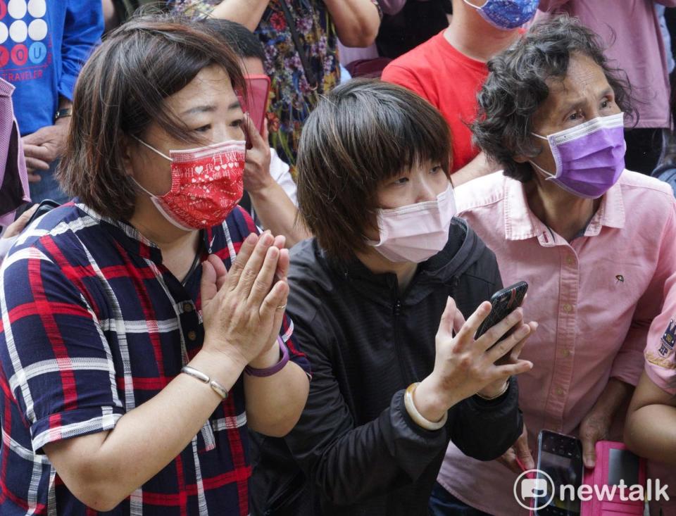 往北港朝天宮進香的白沙屯媽祖在彰化市陽光綠地大廈停駐休息時，一些住戶跪在鑾轎前向媽祖參拜祈福。   圖：張良一/攝