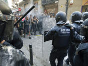 In Barcelona kam es im Stadtviertel Gracia zu massiven Ausschreitungen zwischen rund 200 Demonstranten und der Polizei. Zuvor hatte die Polizei eine stillgelegte Bankfiliale geräumt, in der Hausbesetzer seit 2011 lebten. (Bild: EPA/Andreeu Dalmau) 