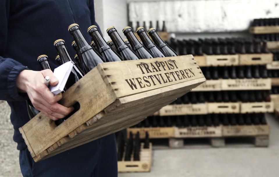 Un trabajador de Westvleteren Trappist carga una caja de cervezas de la abadía. REUTERS/Francois Lenoir