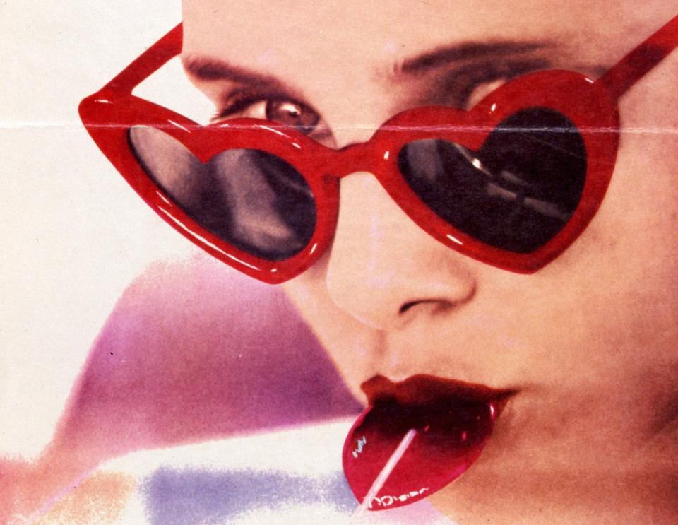 <p>Stanley Kubricks Film „Lolita“ schlug 1962 hohe Wellen, weil er darin ein junges Mädchen sexualisierte. Die Herzsonnenbrille ist seitdem ein Symbol für den Lolita-Look und auch heute noch ein begehrtes Accessoire. (Bild: Rex Features) </p>