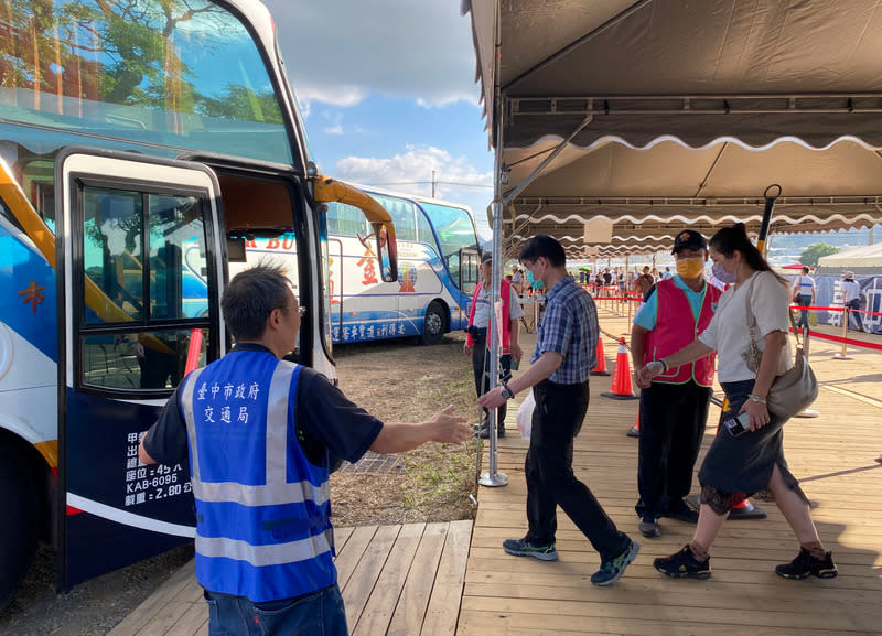 新社花海首週人潮湧現  交通局接駁車疏運 2023「新社花海暨台中國際花毯節」11日盛大開幕， 台中市交通局表示，參考往年經驗，事先在豐原線、 太原線及松竹線部署大量待班接駁車，彈性調度及增 派接駁車支援，開幕首週接駁車共計發出近1400班 次。 （交通局提供） 中央社記者趙麗妍傳真  112年11月13日 