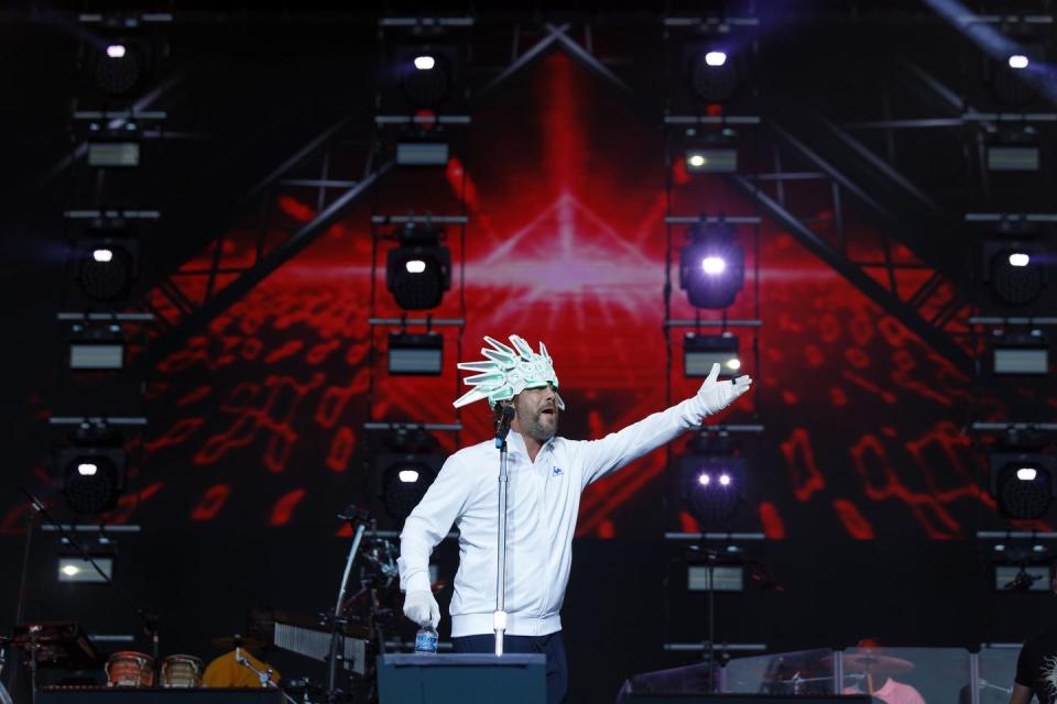 <p>Like many bands that came before them, members of the group have come and gone through its 25-year history. Today, lead singer Jay Kay still performs with several of the original band members —crazy headwear still included.</p>