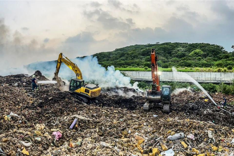 竹縣新豐垃圾掩埋場又燒起來，已是本月第3起火警。（圖：縣府提供）
