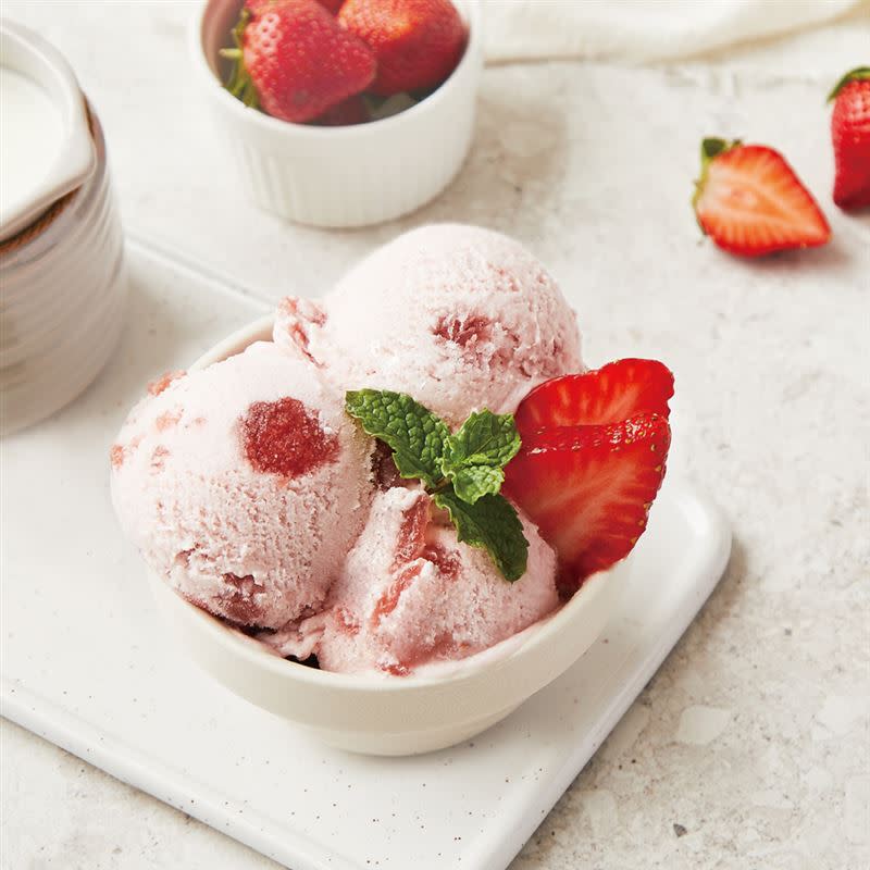 迷客夏草莓歐蕾-牧場冰淇淋情境照。（圖／品牌業者提供）