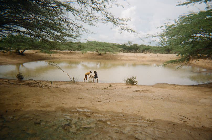 Manuela, de 13 años, tomó una foto de su hermana buscando agua en el estanque (Jagüey).