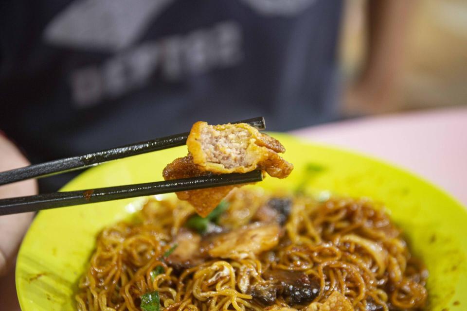 Yew Teck Food Stall - Fried wanton zoom