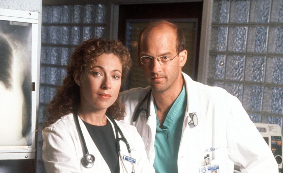 <p>Anthony Edwards (rechts) verlor als Dr. Mark Greene in "Emergency Room" den Kampf gegen eine Krebserkrankung, die er eigentlich besiegt zu haben glaubte. Kleiner Trost: Greene starb in den Armen seiner Frau Elizabeth Corday (Alex Kingston, links) und seinen Töchtern Rachel und Ella. (Bild: Getty Images / Pressemitteilung)</p> 