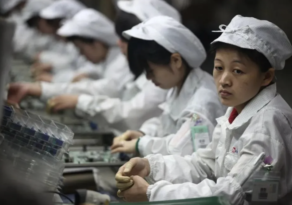 中國電子工廠流水線上的工人。   圖：擷取自每日人物