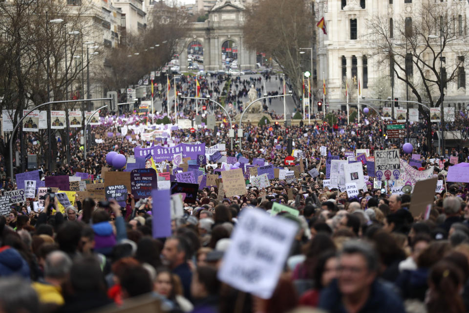 Manifestantes protestan en el marco del Día Internacional de la Mujer en Madrid, el domingo 8 de marzo de 2020. (AP Foto/Manu Fernández)