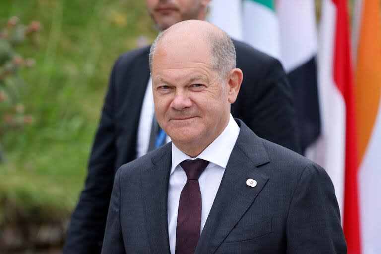 El canciller alemán Olaf Scholz llega para participar en una Cumbre sobre la Paz en Ucrania en el lujoso complejo turístico Burgenstock, cerca de Lucerna, en el centro de Suiza, el 15 de junio de 2024