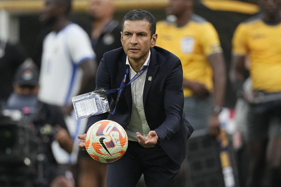 El técnico de México Jaime Lozano toma el balón durante la final de la Copa Oro de la CONCACAF contra Panamá, el domingo 16 de julio de 2023, in Inglewood, California. (AP Foto/Mark J. Terrill)