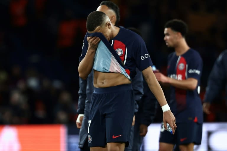 Le dépit de Kylian Mbappé après la défaite du Paris SG face au FC Barcelone (3-2) en quart de finale aller de Ligue des champions, le 10 avril 2024 à Paris (FRANCK FIFE)