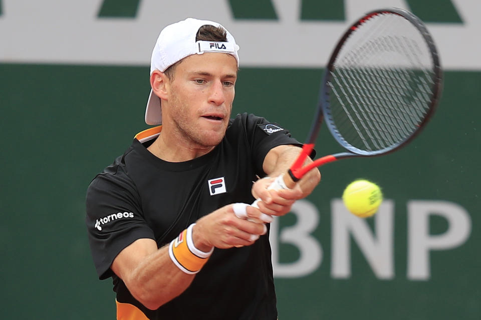 El argentino Diego Schwartzman devuelve ante Lorenzo Giustino por la segunda ronda del Abierto de Francia, el miércoles 30 de septiembre de 2020, en París. (AP Foto/Michel Euler)