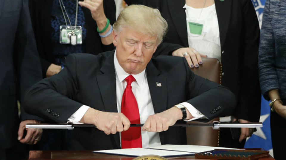 Trump pen snap spawns string of memes