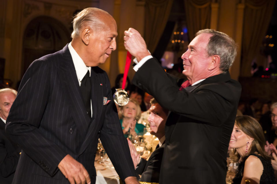 En esta foto del 24 de abril del 2014 difundida por el Carnegie Hall, el exalcalde de Nueva York Michael Bloomberg le otorga al diseñador de modas Oscar de la Renta la Medalla de la Excelencia en una gala en Nueva York. (AP Foto/Carnegie Hall, Chris Lee)