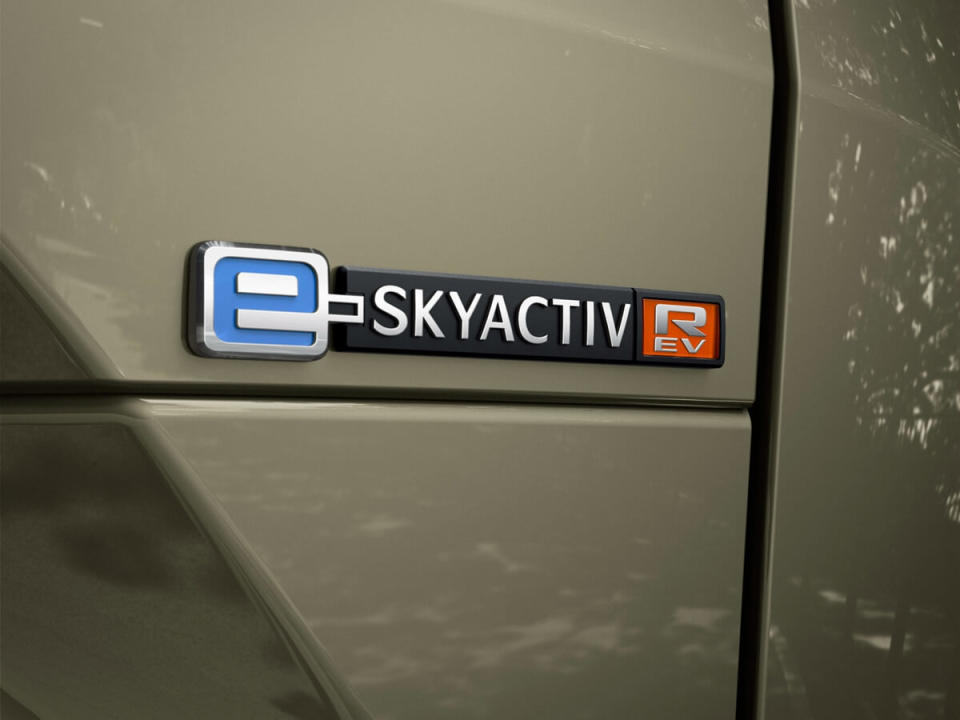 2022_MX-30_IPM1_Common_STD_C148A_R-EV_EXT_Badge_Rear_e-Skyactiv_R-EV.jpg