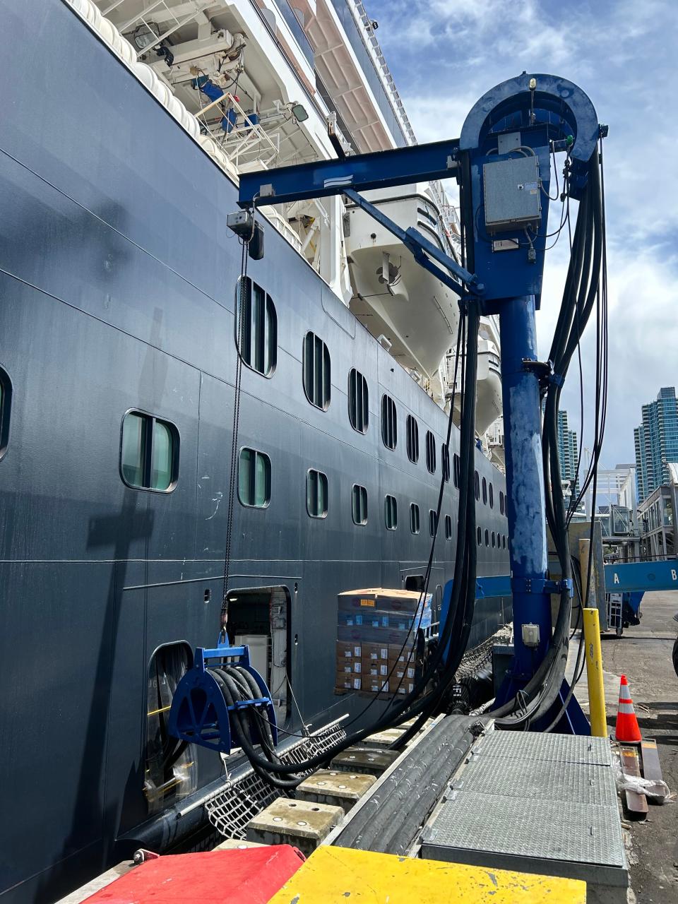 An extension lift loading fresh fish onto Koningsdam.