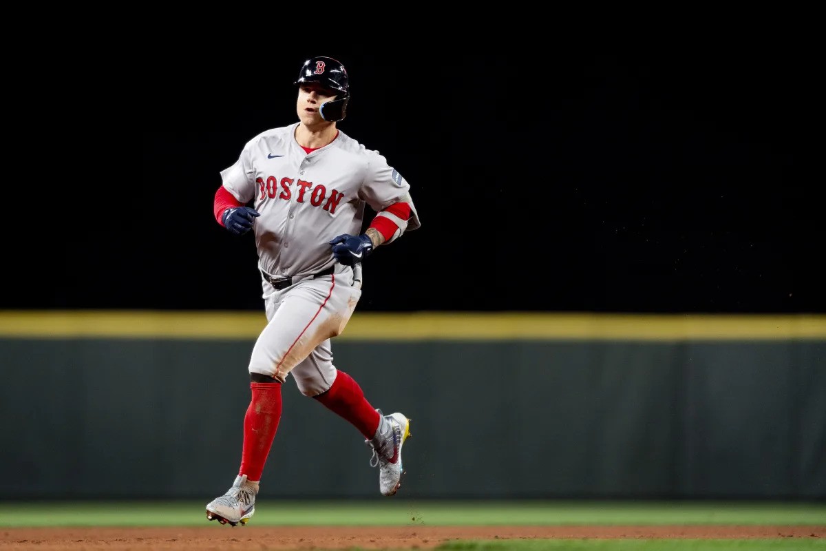 Tyler O'Neill celebrates baseball's return with 5th straight Opening Day home run