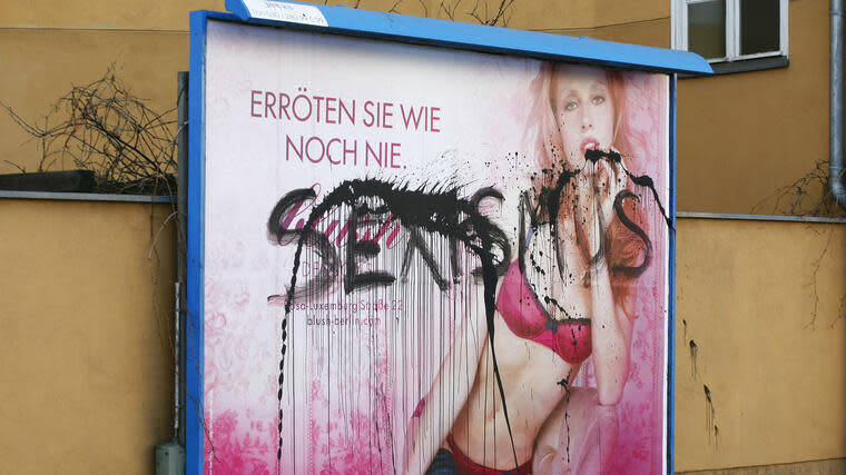 «Sexismus» haben Unbekannte auf eine Werbung für Unterwäsche geschmiert in Berlin, aufgenommen im März 2011. Foto: dpa