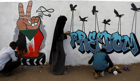 Sudanese demonstrators paint a mural in Khartoum, Sudan April 14, 2019. REUTERS/Umit Bektas