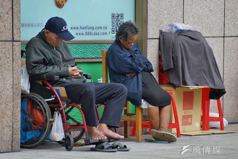 20190617-貧窮與司法專題，台北車站外的街友在牆角歇息。（盧逸峰攝）