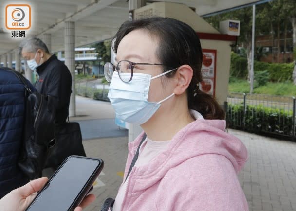 余小姐認為，今早風勢不強。(李志湧攝)
