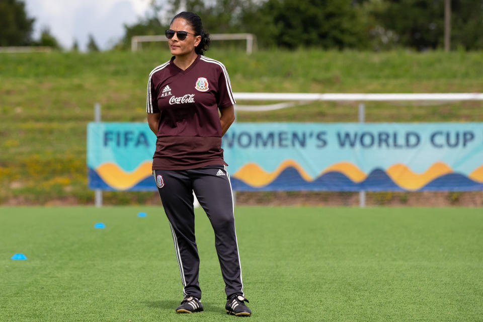 La entrenadora Mónica Vergara durante una sesión de entrenamiento en la Copa Mundial Femenina Sub-17 de la FIFA Uruguay 2018 en Montevideo, Uruguay. (Foto: Buda Mendes - FIFA/FIFA vía Getty Images)