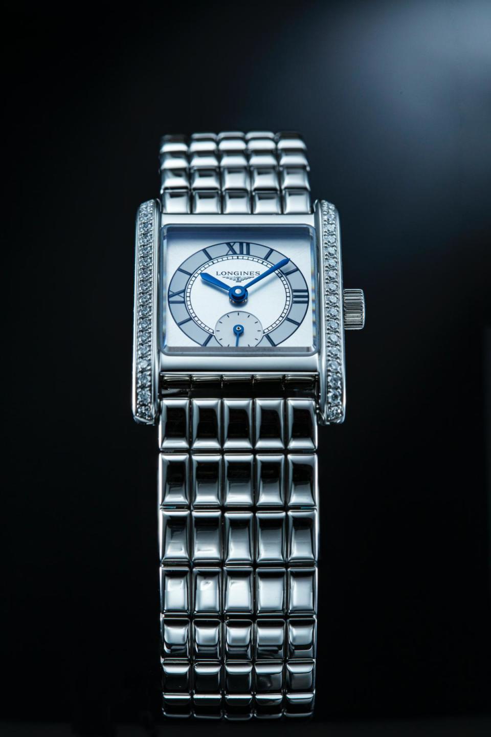LONGINES Mini DolceVita 從經典長方形錶款DolceVita演化而來，錶殼尺寸21.5毫米 X 29毫米，鑲鑽腕錶提供三種新式面盤搭配不鏽鋼鍊帶，以及四款彩色高級鱷魚皮革錶帶，整體多達11種錶款可供選擇。設計來自於1920年代浪琴古董錶，並呼應當時的Art Deco裝飾藝術風格，尤其全新鍊節設計有如珠寶飾品，也大幅提升浪琴的品牌定位。 功能：時、分指示 機芯：石英機芯 定價：約NT$131,300（不鏽鋼鍊帶鑲鑽款）；約NT$62,900（不鏽鋼鍊帶無鑽款）。（攝影：游銘元）