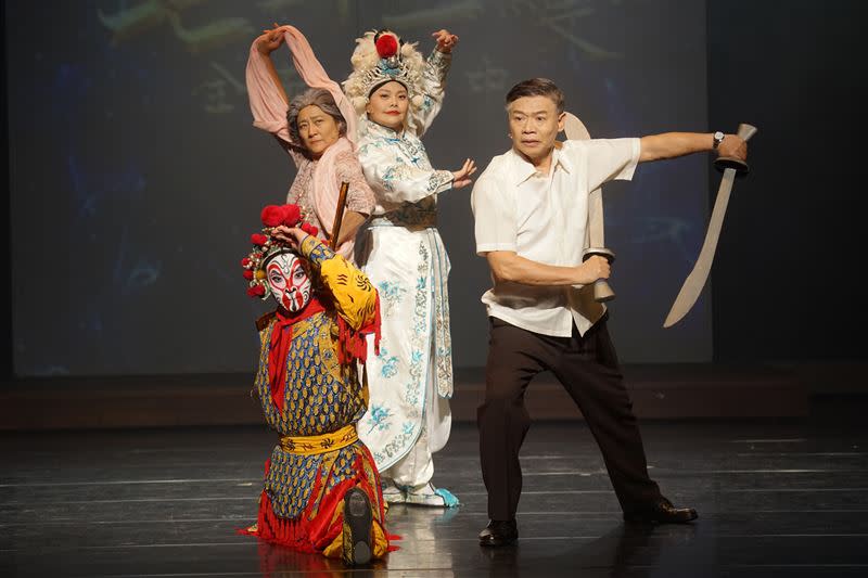 林嘉俐（右二）以豫劇裝扮和楊麗音（左二）一起又唱又跳。（圖／故事工廠提供）