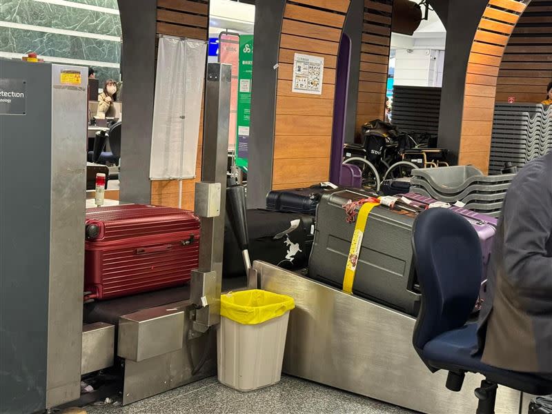 桃園機場第一航廈今日出現行李輸送帶卡住情形。（圖／翻攝自FB：星宇航空討論區）