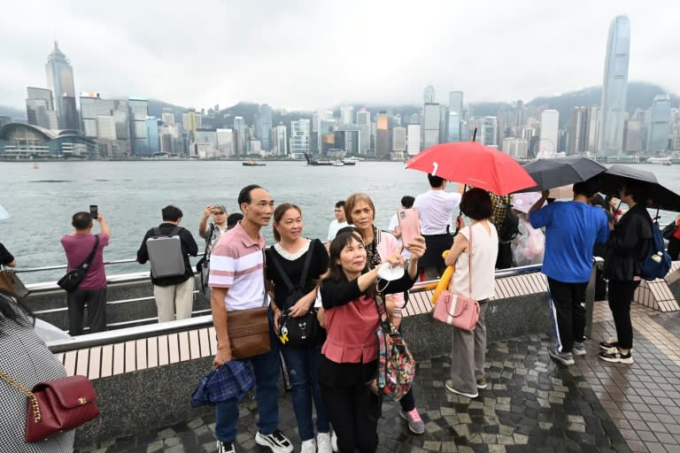 Des touristes de Chine continentale sur le front de mer de Tsim Sha Tsui à Hong Kong, le 1er mai 2024 (Peter PARKS)