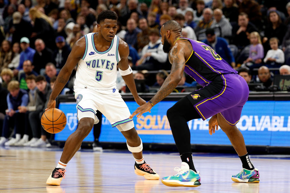 Anthony Edwards（控球者）與LeBron James。（Photo by David Berding/Getty Images）